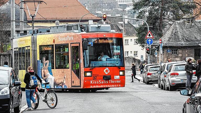 Noch ist in der Grombühler Josef-Schneider-Straße Schluss: Aber in diesem Jahr soll endlich mit der Verlängerung der Trasse zu ZOM/ZIM und bis zur Wendeschleife am TSV-Gelände begonnen werden.