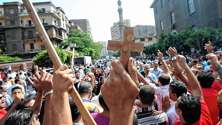 Funeral of Copts killed in clashes       -  Demonstration koptischer Christen in Kairo