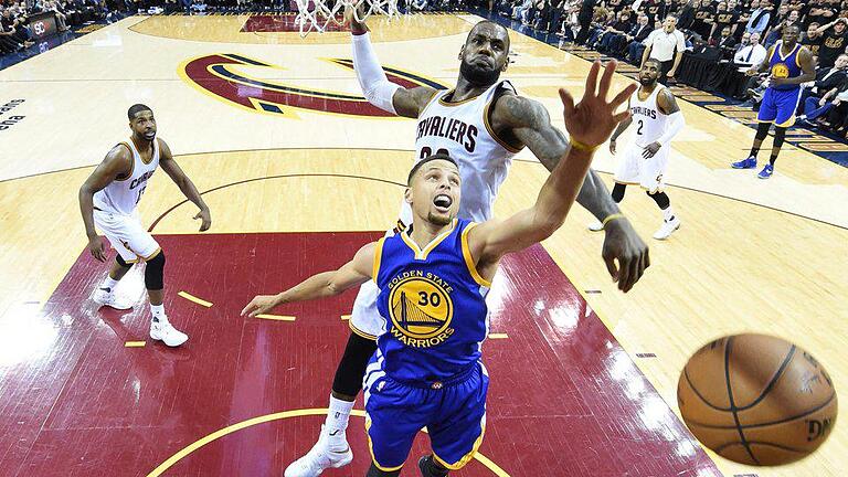 Spannung vor Finale       -  Warriors-Spielmacher Stephen Curry (vorne) im Duell mit Cavs-Superstar LeBron James. Foto: Bob Donnan