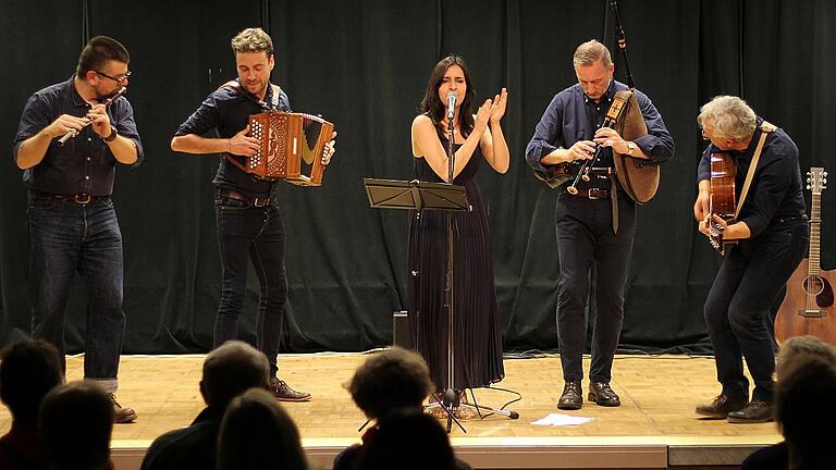 Das Ensemble &bdquo;I Liguriani&rdquo; heizte mit Stücken aus ihrer italienischen Heimat dem Publikum im Schüttbau in Rügheim ein.