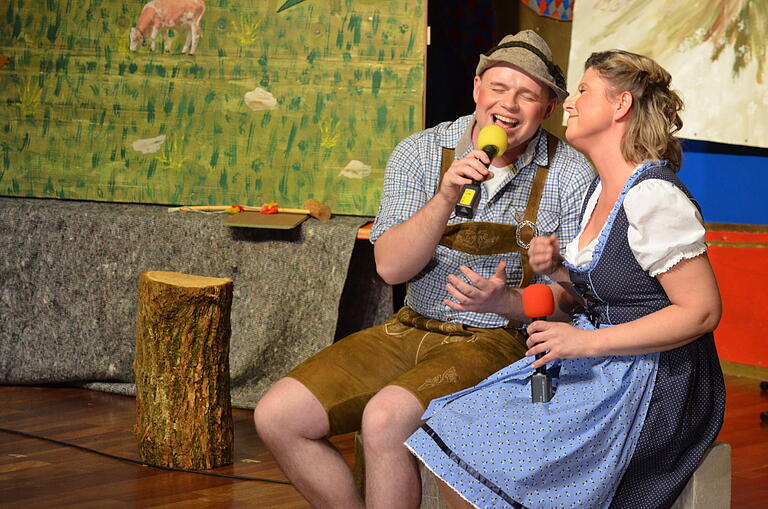 Auf die Almhütte von Heidi und Peter ging es zum

&quot;fresh air snapping&quot; und &quot;mountain watching&quot; mit den Musikclowns.  Die 15-köpfige Gruppe unter Leitung von Klaus Schmitt ist seit Jahrzehnten ein Garant für ideenreiche Gags gepaart mit viel Musik. Im Bild Walter Hartmann und Karin Lommel als Peter und Heidi.