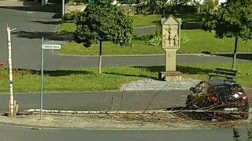 Auch der Maibaum in Zeuzleben (Lkr. Schweinfurt) wurde vom Sturm umgeknickt.