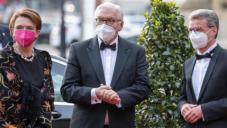 Bundespräsident Frank-Walter Steinmeier (Mitte) und seine Frau Elke Büdenbender mit Bernd Sibler, Bayerischer Staatsminister für Wissenschaft und Kunst, bei der Eröffnung des Mozartfestes.