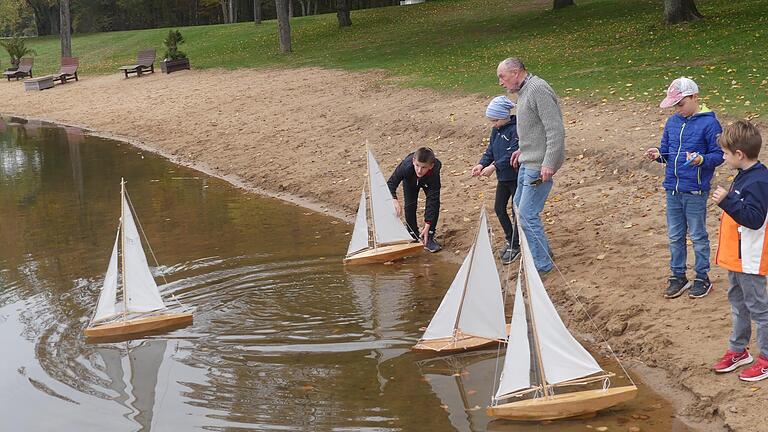 Die Modellsegelyachten werden zu Wasser gelassen.