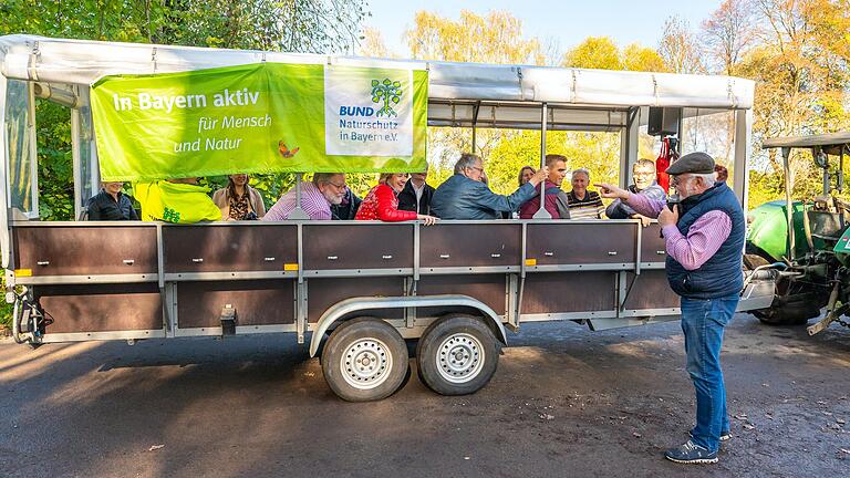 Als 'einseitige Veranstaltung' hatte der Bürgermeister von Oberscharzach die Planwagenfahrt zur ökologischen Flurbereinigung in Schwebheim bezeichnet, die der Bund Naturschutz organisiert hatte. Die Kreisgruppe Schweinfurt weist die Äußerungen in einem Offenen Brief zurück.