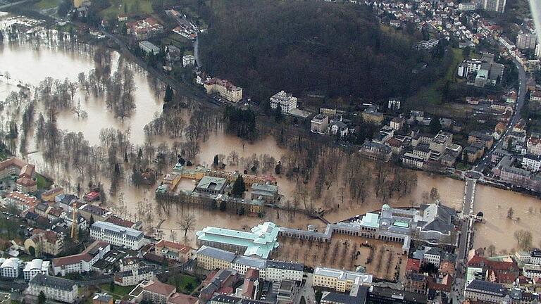 Im Jahr 2003 haben Stadt und Wasserwirtschaftsamt aus der Luft dokumentieren lassen, dass das Luitpoldbad (links oben) bei Hochwasser bis in den Innenhof überflutet wird.       -  Im Jahr 2003 haben Stadt und Wasserwirtschaftsamt aus der Luft dokumentieren lassen, dass das Luitpoldbad (links oben) bei Hochwasser bis in den Innenhof überflutet wird.