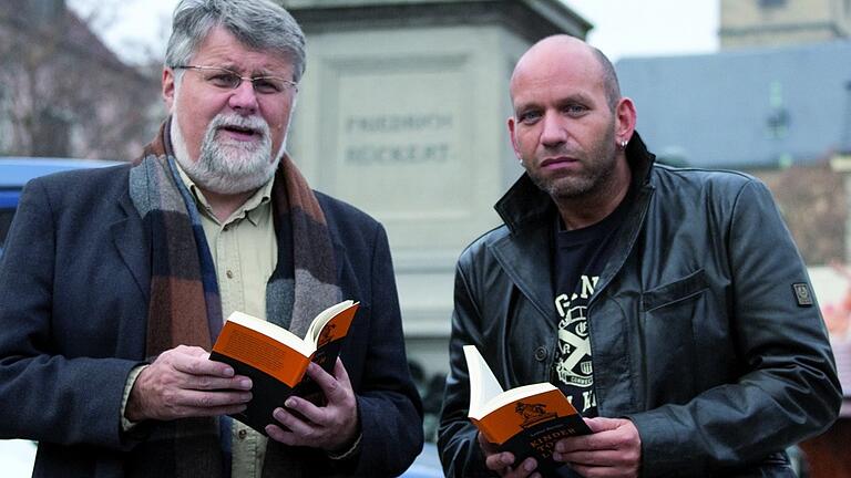 So hat alles angefangen. Krimiautor Lothar Reichel (links) mit Radiomoderator Christian 'Blacky' Schwarz, der die Hauptrolle im Schweinfurt-Krimi 'Kindertotenlieder' spielt, 2011 vor dem Rückert-Denkmal. So hat alles angefangen. Krimiautor Lothar Reichel (links) mit Radiomoderator Christian 'Blacky' Schwarz, der die Hauptrolle im Schweinfurt-Krimi 'Kindertotenlieder' spielt, 2011 vor dem Rückert-Denkmal.