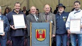 Presssack at it's best: Gleich fünf Sieger gab es für den Wettbewerb um den besten Rhöner Presssack/Fuldaer Schwartenmagens im Rahmen des 7. Rhöner Wurstmarkts in Ostheim v.d. Rhön. Über die Auszeichnung,  verliehen von (Mitte) Bürgermeister Ulrich Waldsachs, Michael Geier (Biosphärenreservat Rhön) und Küchenmeister Klaus Kürz (M;i  freuen sich (von links) Vertreter von Rhönland eG, Dermbach, Metzgerei Ortlepp Ostheim, Metzgerei Koob Brendlorenzen, Metzgerei Helfrich, Hofheim und Metzgerei Kleinhenz Oberleichtersbach.