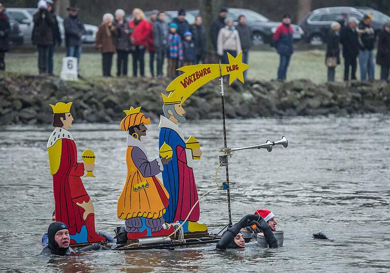 Mit ihrem traditionellen Drei-Königs-Schwimmen im Main in Würzburg macht die DLRG auf ihre Arbeit aufmerksam.&nbsp;