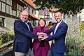Gemeinsam und Hand in Hand wollen die drei Bürgermeister Tobias Seufert, Sonja Rahm und Björn Denner das Thema „Windkraft“ interkommunal angehen. Doch aus dem Ausschuss für Umweltfragen des Kreistages kam Gegenwind.