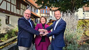 Gemeinsam und Hand in Hand wollen die drei Bürgermeister Tobias Seufert, Sonja Rahm und Björn Denner das Thema „Windkraft“ interkommunal angehen. Doch aus dem Ausschuss für Umweltfragen des Kreistages kam Gegenwind.