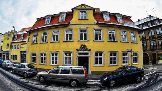 Mit Liebe restauriert: In strahlendem Gelb präsentiert sich das Weppert-Haus in der Zehnstraße.