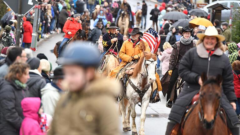 Am Zahlreiche Menschen verfolgen am Sonntag (02.02.20) den traditionellen Festzug im Rahmen des Pferdemarktes in Creglingen.