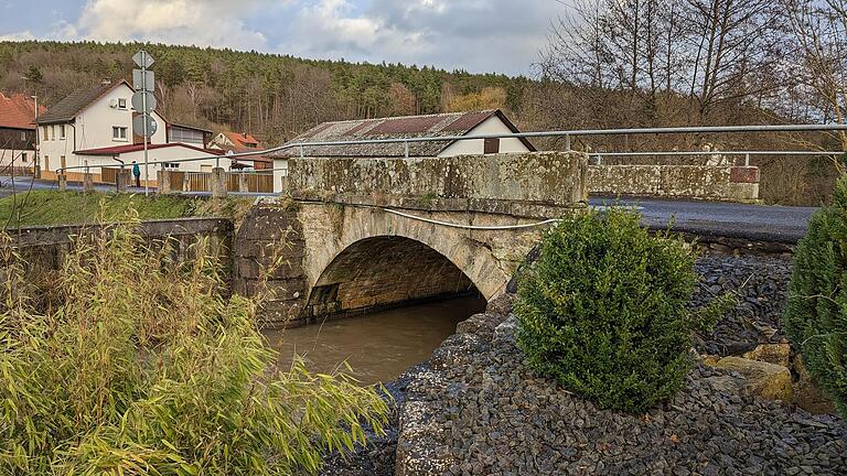 Steht nun auch unter Denkmalschutz: Die schon lange sanierungsbedürftige Mühlbrücke in Unterelsbach. Das macht die geplante Maßnahme nochmal teurer. Die aktuelle Kostenschätzung beläuft sich auf 850.000 Euro, informierte Bürgermeister Björn Denner bei der jüngsten Gemeinderatssitzung.