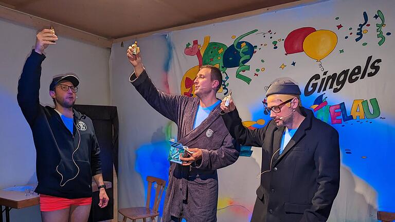 Dank Saunameister Markus Hemmerich (gespielt von Marcel Vöhler, Mitte) ist im Ginolfser Sportheim nun auch ein Underberg-Aufguss möglich. Dank Saunameister Markus Hemmerich (gespielt von Marcel Vöhler, Mitte) ist im Ginolfser Sportheim nun auch ein Underberg-Aufguss möglich.