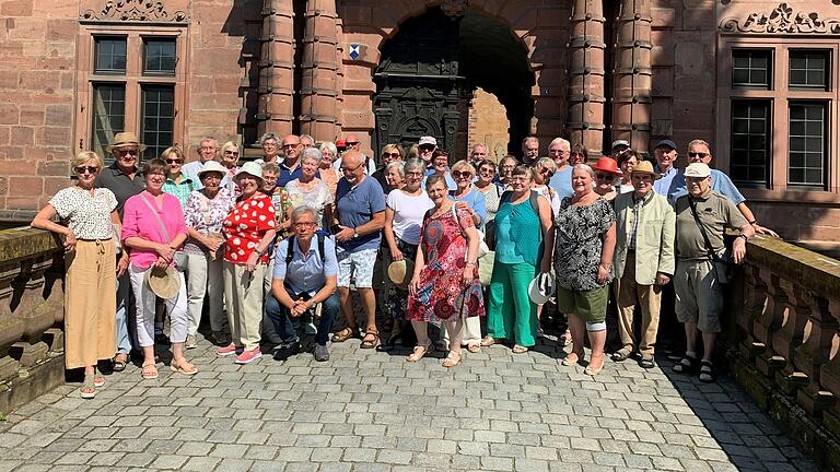 Gruppenfoto vor dem 'roten Schloss' (Schloss Johannisburg).