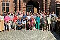 Gruppenfoto vor dem 'roten Schloss' (Schloss Johannisburg).