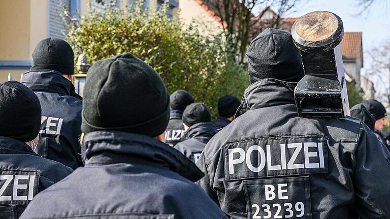 Villa in Berlin-Neukölln       -  Immer wieder rückt die Polizei im Zusammenhang mit dem Clan-Milieu aus (Archivbild).