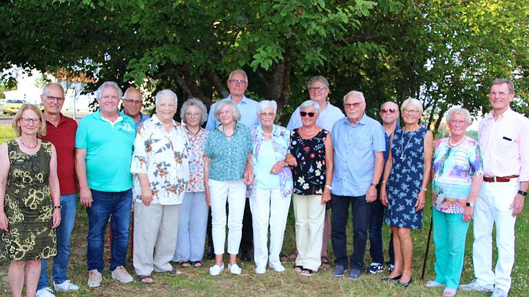 Vizebürgermeisterin Elisabeth Assmann, Vorstandsmitglied Hilmar Beck (von links) sowie Vorsitzender Willy Willeke (rechts) würdigten die langjährigsten Mitglieder und ihre Verdienste: (weiter von links) Joachim Walz, Klaus Wüscher, Erika Böhm, Gab...       -  Vizebürgermeisterin Elisabeth Assmann, Vorstandsmitglied Hilmar Beck (von links) sowie Vorsitzender Willy Willeke (rechts) würdigten die langjährigsten Mitglieder und ihre Verdienste: (weiter von links) Joachim Walz, Klaus Wüscher, Erika Böhm, Gabriele Fella, Eleonore Eberlein, Dietmar Schreiner, Elisabeth Koch, Inge Lutz, Thomas Elsässer, Hans Schedel, Edgar Feser, Margarete Büttner und Gerda Augsburg.