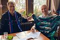 Daniel Habesohn (rechts) wurde vom Geschäftsführer des TSV Bad Königshofen, Matthias Braun, zur Unterzeichnung des Zwei-Jahresvertrags eingeladen.
