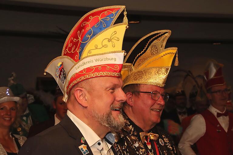 Die neue Fastnacht-Dienstmütze von Landrat Thomas Eberth feierte Premiere beim diesjährigen Landkreisfasching. Daneben FDP-Kreisrat Wolfgang Kuhl an der Spitze der nur 34 Mitglieder zählenden 'Erlabrunner un Neigschmegde', die das Treffen ausrichteten. Die neue Fastnacht-Dienstmütze von Landrat Thomas Eberth feierte Premiere beim diesjährigen Landkreisfasching. Daneben FDP-Kreisrat Wolfgang Kuhl an der Spitze der nur 34 Mitglieder zählenden 'Erlabrunner un Neigschmegde', die das Treffen ausrichteten.