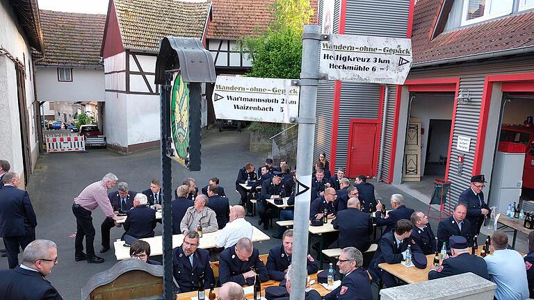 Zum Florianstag zeiget es sich wieder: Auf dem Dorfplatz in Völkersleier geht es bei Festen eng zu. Nach der Umgestaltung des Platzes soll es viel besser werden.Foto: Archiv/Gerd Schaar - Zum Florianstag zeiget es sich wieder: Auf dem Dorfplatz in Völkersleier geht es bei Festen eng zu. Nach der Umgestaltung des Platzes soll es viel besser werden.Foto: Archiv/Gerd Schaar Zum Florianstag zeiget es sich wieder: Auf dem Dorfplatz in Völkersleier geht es bei Festen eng zu. Nach der Umgestaltung des Platzes soll es viel besser werden.Foto: Archiv/Gerd Schaar - Zum Florianstag zeiget es sich wieder: Auf dem Dorfplatz in Völkersleier geht es bei Festen eng zu. Nach der Umgestaltung des Platzes soll es viel besser werden.Foto: Archiv/Gerd Schaar