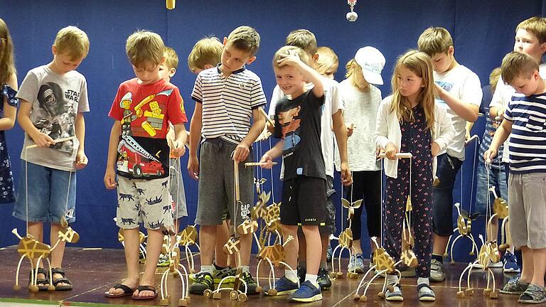 Bei der Projektwoche der Grundschule Grettstadt fertigten Kinder Giraffen-Marionetten.