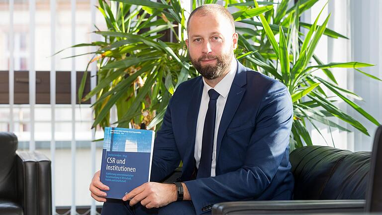 Sascha Genders ist stellvertretender Hauptgeschäftsführer der IHK Würzburg-Schweinfurt. Sascha Genders ist stellvertretender Hauptgeschäftsführer der IHK Würzburg-Schweinfurt.