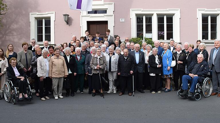 Erinnerungsfoto mit den Albertshöfer Jubelkonfirmanden.