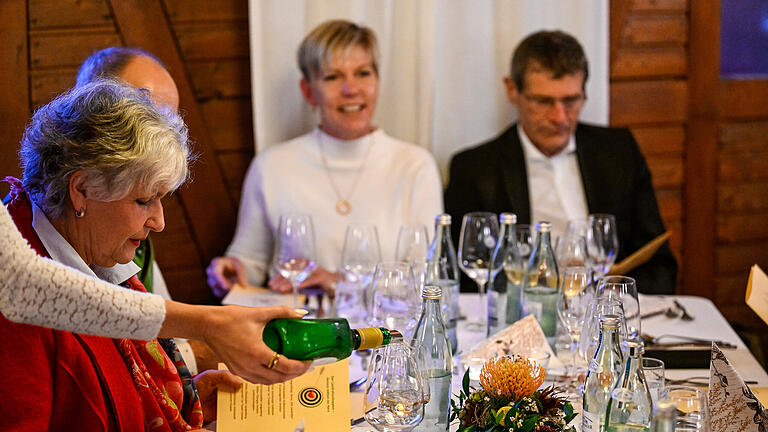 Die Landrätin von Main Spessart Sabine Sitter stellt mit Vertretern der Winzergemeinschaft und Weinprinzessinnen den neuen Landratsschoppen vor; Stefan Nunn (Kellermeister) führt in der Waldschänke Bayrische Schanz mit Weinprobe durch die Weinlagen.