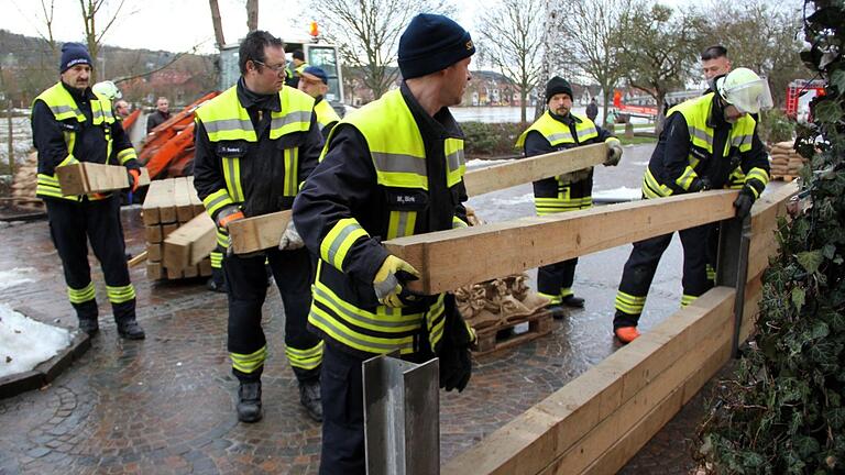 Sehr zeitaufwändig war bisher für die Feuerwehrleute der Aufbau der Schutzwand mit T-Trägern in Bodenhülsen und Holz-Balken-Verbau, so wie im Bild zu sehen beim Hochwasser im Januar 2011