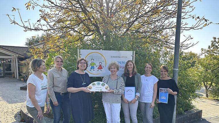 Auszeichnung für den Oberleichtersbacher Kindergarten: (von links) Thekla Heinz (Erzieherin), Jasmin Schmidt (Biosphärenreservat Rhön), Julia Rösch (Biosphärenreservat Rhön), Claudia Straub (KiTa-Leitung), Karina Kirchner (1. Vorsitzende des Träge...       -  Auszeichnung für den Oberleichtersbacher Kindergarten: (von links) Thekla Heinz (Erzieherin), Jasmin Schmidt (Biosphärenreservat Rhön), Julia Rösch (Biosphärenreservat Rhön), Claudia Straub (KiTa-Leitung), Karina Kirchner (1. Vorsitzende des Trägervereins St. Johannesverein e. V. Oberleichtersbach), Maria Knüttel (3. Bürgermeisterin), Claudia Lux (Kassiererin des Trägervereins St. Johannesverein e.V. Oberleichtersbach).