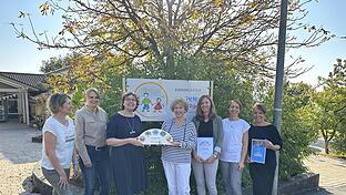 Auszeichnung für den Oberleichtersbacher Kindergarten: (von links) Thekla Heinz (Erzieherin), Jasmin Schmidt (Biosphärenreservat Rhön), Julia Rösch (Biosphärenreservat Rhön), Claudia Straub (KiTa-Leitung), Karina Kirchner (1. Vorsitzende des Träge...       -  Auszeichnung für den Oberleichtersbacher Kindergarten: (von links) Thekla Heinz (Erzieherin), Jasmin Schmidt (Biosphärenreservat Rhön), Julia Rösch (Biosphärenreservat Rhön), Claudia Straub (KiTa-Leitung), Karina Kirchner (1. Vorsitzende des Trägervereins St. Johannesverein e. V. Oberleichtersbach), Maria Knüttel (3. Bürgermeisterin), Claudia Lux (Kassiererin des Trägervereins St. Johannesverein e.V. Oberleichtersbach).