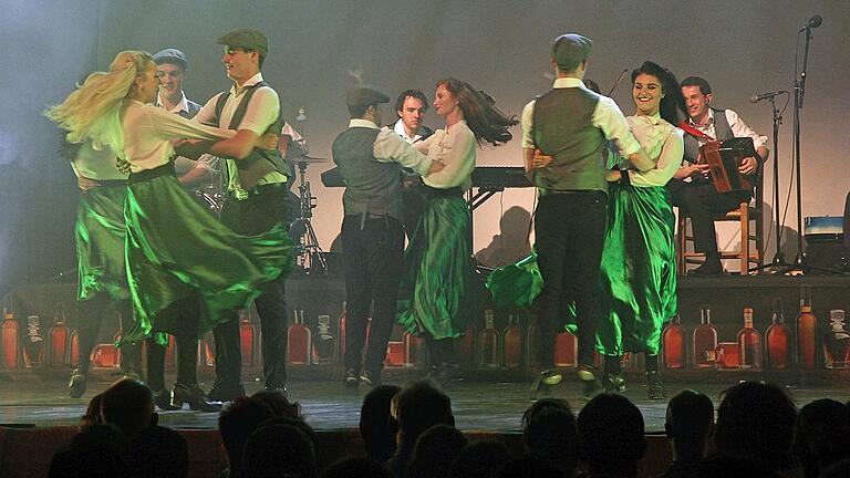 Die Danceperados of Ireland begeisterten mit wirbelnden Stepptänzen und wilden Rhythmen in der Lohrer Stadthalle.