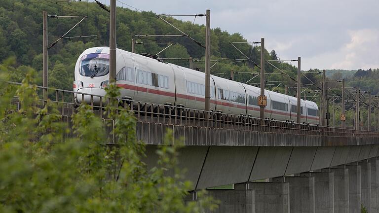 Ein ICE auf dem Weg nach Würzburg.