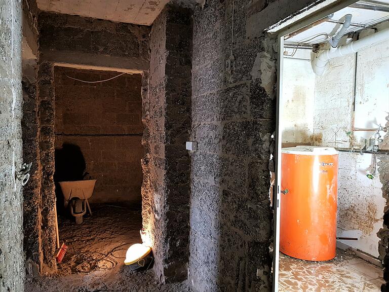 In vielen Häusern müssen die Wände komplett vom Putz befreit und alle Heizungsanlagen rausgerissen werden. Hier ist rechts nur noch der Pufferspeicher übrig geblieben. Das Wasser stand in diesem Haus in Dernau bis zur Decke und noch einen Meter im darüberliegenden Stockwerk. In vielen Häusern müssen die Wände komplett vom Putz befreit und alle Heizungsanlagen rausgerissen werden. Hier ist rechts nur noch der Pufferspeicher übrig geblieben. Das Wasser stand in diesem Haus in Dernau bis zur Decke und noch einen Meter im darüberliegenden Stockwerk.