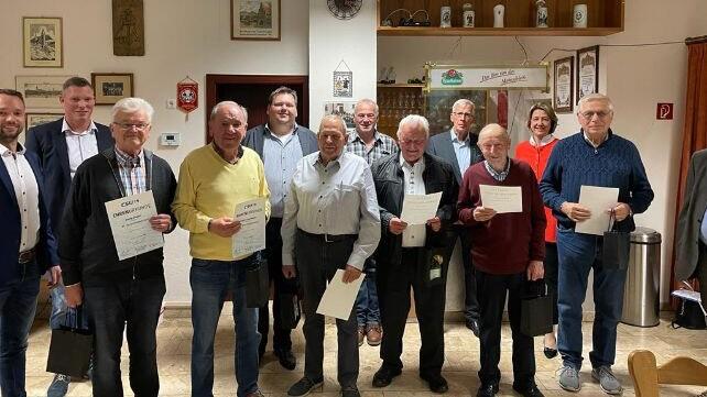 Für 50jährige Mitgliedschaft wurden geehrt. Ganz links Thomas Siepak (Bezirksvorsitzender der JU), rechts Anja Weisgerber (MdB). Von links: Florian Kreß (stellvertr. Ortsvorsitzender), Georg Ziegler, Edgar Engelbrecht, Peter Gehring (Bgm), Theo Knaup, Andreas Knaup (stellvertr. Ortsvorsitzender), Walter Kresser, Heinz Gschwind (Ortsvorsitzender), Reinhold Fritz und Adolf Linhart.