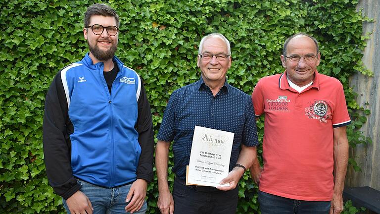 Der neue Vorsitzende Sebastian Schleichert (links) und der nach 30 Jahren ausgeschiedene Vorsitzende Elmar Benkert (rechts) ehrten Edgar Dömling (Mitte) für 40-jährige Mitgliedschaft im Kegelklub Einigkeit Brendlorenzen. Der neue Vorsitzende Sebastian Schleichert (links) und der nach 30 Jahren ausgeschiedene Vorsitzende Elmar Benkert (rechts) ehrten Edgar Dömling (Mitte) für 40-jährige Mitgliedschaft im Kegelklub Einigkeit Brendlorenzen.