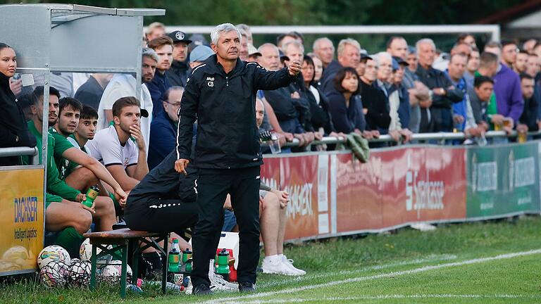 Abtswinds Trainer Claudiu Bozesan gibt seinen Spielern beim Auswärtsspiel gegen den FV 04 Würzburg Anweisungen. Es ist bislang die einzige Partie, die der TSV Abtswind in dieser Bayernliga-Saison gewonnen hat.