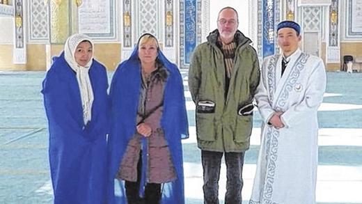 Offen für Andersgläubige: Der Gaukönigshöfer Volker Potthast, begleitet von seinen Dolmetscherinnen und dem Iman beim Besuch in einer Moschee in Kasachstan.