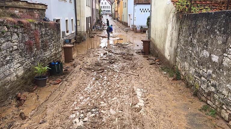 Winterhausen       -  Aufräumarbeiten: Am Tag nach dem Unwetter in Winterhausen (Lkr. Würzburg).