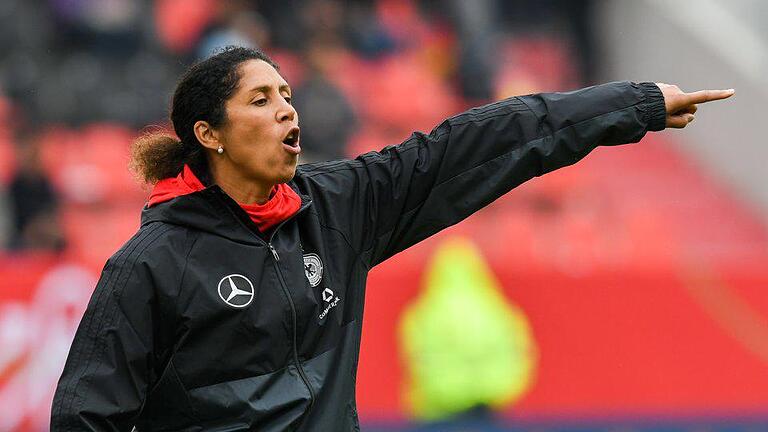Steffi Jones - Hat mit den DFB-Frauen den WM-Titel als Ziel: Bundestrainerin Steffi Jones. Steffi Jones - Hat mit den DFB-Frauen den WM-Titel als Ziel: Bundestrainerin Steffi Jones.