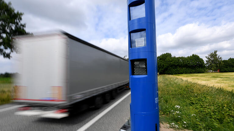 Maut-Erfassung an Bundesstraße       -  Viele Autofahrer halten die langen blauen Säulen am Straßenrand für Blitzer und bremsen abrupt ab. Das bleibt nicht ohne Folgen. Aber welchen Sinn haben die Mautsäulen?