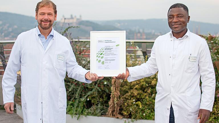 Matthias Held (links), Chefarzt der Medizinischen Klinik – Schwerpunkt Pneumologie und Beatmungsmedizin, und Danjouma Cheufou , Chefarzt der Klinik für Chirurgie – Thoraxchirurgie, leiten das DKG-zertifizierte Lungenkrebzentrum am KWM-Standort Missioklinik. Matthias Held (links), Chefarzt der Medizinischen Klinik – Schwerpunkt Pneumologie und Beatmungsmedizin, und Danjouma Cheufou , Chefarzt der Klinik für Chirurgie – Thoraxchirurgie, leiten das DKG-zertifizierte Lungenkrebzentrum am KWM-Standort Missioklinik.