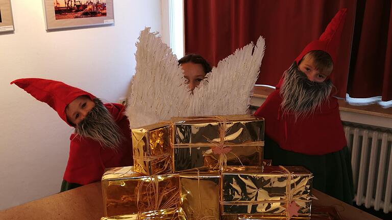 Wer ist in diesem Jahr der Mellrichstädter Weihnachtsengel? Am Samstag wird das Geheimnis gelüftet. Die Wichtel Emil und Ferdinand wissen es schon. Wer ist in diesem Jahr der Mellrichstädter Weihnachtsengel? Am Samstag wird das Geheimnis gelüftet. Die Wichtel Emil und Ferdinand wissen es schon.