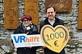Bildunterschrift beginnend von links: Johanna Bonengel (Sprecherin der Initiative gegen das Vergessen) und Frank Hefner (stellvertretender Vorstandsvorsitzender der VR-Bank Main-Rhön).&nbsp;