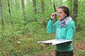 Franziska Höhensteiger arbeitet mit Kompass und Karte im Waldabschnitt Seeholz zwischen Haßfurt und Sailershausen.
