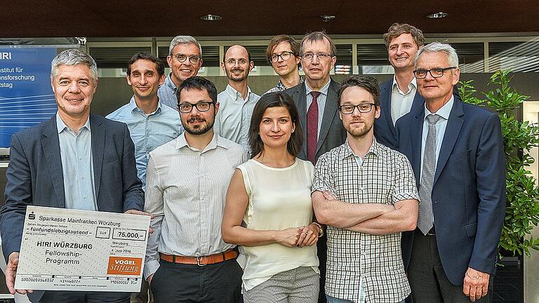 Junge, internationale Forscher leiten die Arbeitsgruppen am neuen Helmholtz-Institut für RNA-basierte Infektionsforschung (HIRI) in Würzburg. Die Vogel-Stiftung (vertreten durch Gunther Schunk, links)  fördert den wissenschaftlichen Nachwuchs mit einem 75 000-Euro-Programm &ndash; zur Freude von (von rechts) Dirk Heinz (Geschäftsführer Helmholtz-Zentrum), HIRI-Direktor Jörg Vogel, Uni-Präsident Alfred Forchel und Dekan Matthias Frosch (3. v.l.).