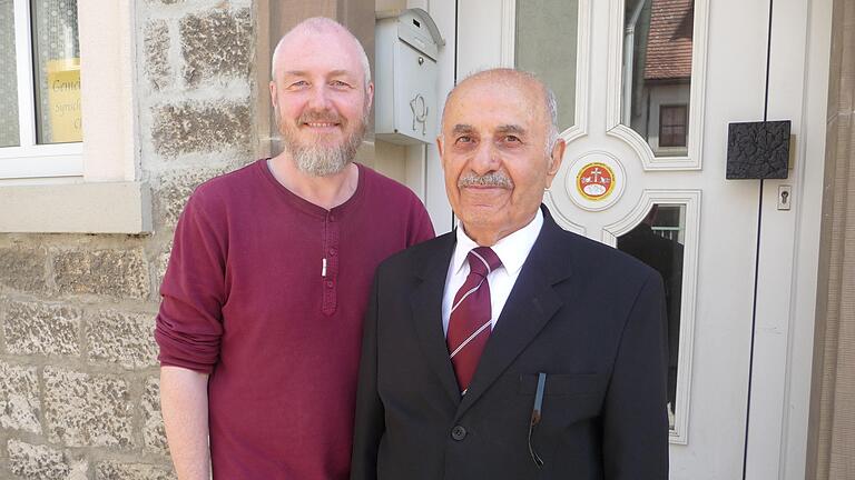 Markus Grimm (links) und Abdulmesih Yüksel vor dem syrisch-orthodoxen Gemeindehaus in Ochsenfurt. Der Autor hat ein Buch über das Leben des syrisch-orthodoxen Christen und Aramäers geschrieben, der 1966 als Gastarbeiter nach Ochsenfurt kam. Markus Grimm (links) und Abdulmesih Yüksel vor dem syrisch-orthodoxen Gemeindehaus in Ochsenfurt. Der Autor hat ein Buch über das Leben des syrisch-orthodoxen Christen und Aramäers geschrieben, der 1966 als Gastarbeiter nach Ochsenfurt kam.