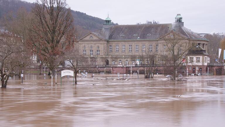 Nur noch eine Seenlandschaft war der Bad Kissinger Rosengarten vor dem Regentenbau Anfang Februar dieses Jahres. Foto: Benedikt Borst/Archiv       -  Nur noch eine Seenlandschaft war der Bad Kissinger Rosengarten vor dem Regentenbau Anfang Februar dieses Jahres. Foto: Benedikt Borst/Archiv